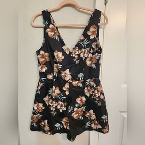 Go Lightly sold by Pinup couture tiki hibiscus 🌺 flower romper size Medium
